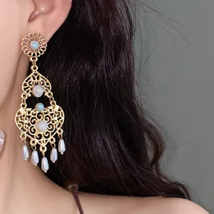 Eleganti orecchini d'oro stile corte vintage con motivi a cuore e perle pendenti