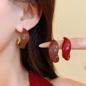 Elegante Retro-Ohrringe mit Emaille-Verdrehung in Dunkelbraun und Rot für minimalistischen Stil