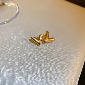 Elegante goldfarbene minimalistische V-förmige Ohrstecker für den täglichen Gebrauch von Damen