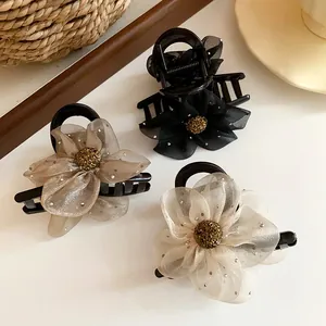 Vue détaillée de pinces à cheveux élégantes avec fleurs en tulle en trois couleurs.