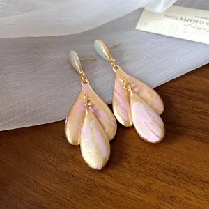 Dettaglio orecchini vintage smaltati oro con petali dipinti a mano in rosa e azzurro