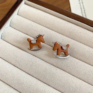 Incantevoli orecchini vintage a forma di cavallo a dondolo con ago in argento e smalto