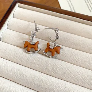 Orecchini a cavallo a dondolo argentati con fiori in zircone e smalto marrone