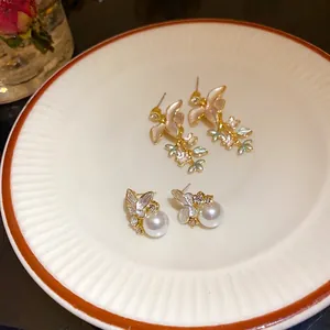 Lussuosi Orecchini a Bottone in Lega Smaltata a Forma di Fiore Ramo e Farfalla Con Perno in Argento Strass Perla Artificiale