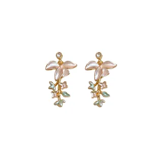 Eleganti orecchini a forma di ramo fiorito con petali in smalto rosa e strass luccicanti