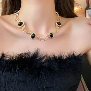 Collier géométrique ovale de style vintage avec pierres noires et finition dorée