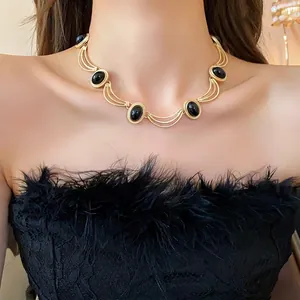 Collier vintage élégant avec pierre noire ovale et détails géométriques dorés pour femmes