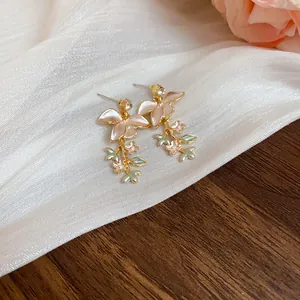 Eleganti orecchini a lobo con rami di fiori, aghi d'argento e petali di smalto rosa