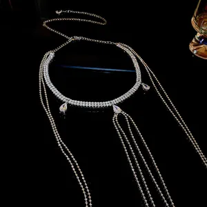 Nahaufnahme der eleganten silbernen Körperkette mit Zirkonia-Tropfen und langen Quasten.
