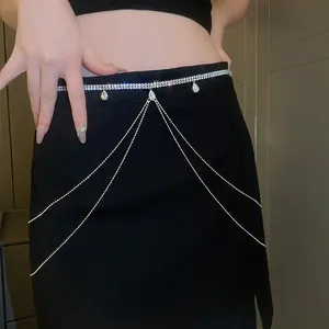 Elegante funkelnde Zirkon-Körperkette mit geometrischen Anhängern für edlen Taillenschmuck