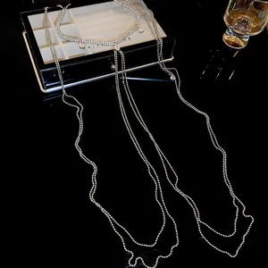 Detailansicht der schimmernden Strass-Körperkette über einer schwarzen Schmuckschatulle