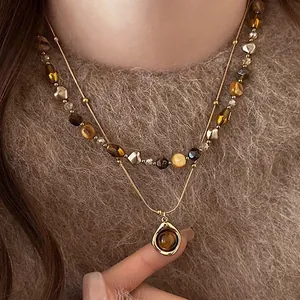 Élégant collier bohème à plusieurs rangs avec perles œil de tigre et pendentif ovale