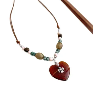 Collier avec pendentif cœur en pierre d'œil de tigre et perles style ethnique