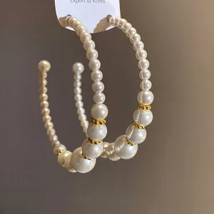 Bellissimi orecchini a cerchio a C con perle graduate e raffinati dettagli dorati