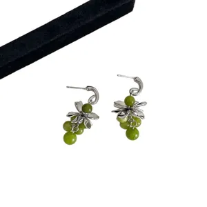 Mooie elegante bosstijl druiventros oorbellen met zilveren bloemen en groene kralen.