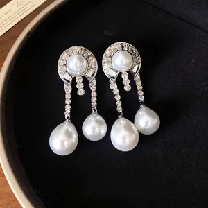 Boucles d'oreilles élégantes en perles et strass géométriques avec tige en argent