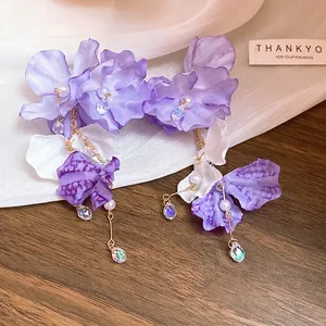 Boucles d'oreilles fleurs en tulle violet avec glands et cristaux style romantique