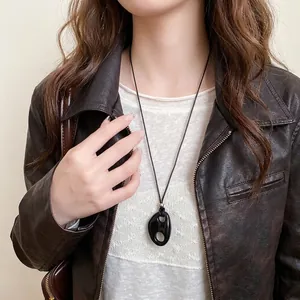 Collier pendentif ovale en résine vintage avec chaîne de clavicule noire simple