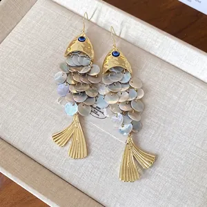 Eleganti orecchini a forma di pesce fatti a mano con scaglie di conchiglia e finitura oro