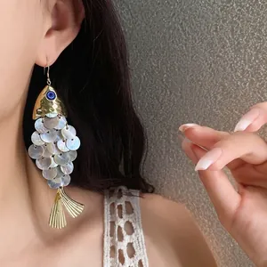 Orecchini a pesce oversize bohémien con scaglie di conchiglia cangianti