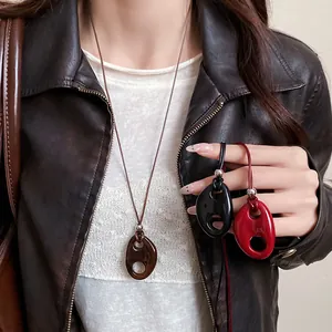 Détail des pendentifs minimalistes en résine creuse en marron noir et rouge