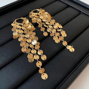 Boucles d'oreilles longues à pampilles dorées avec un design métallique épuré
