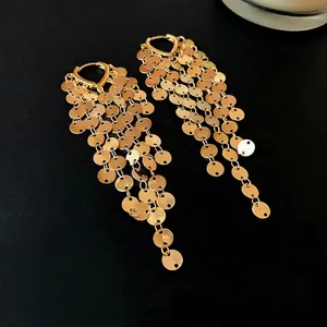 Élégantes boucles d'oreilles longues à pampilles dorées pour un style de mode moderne