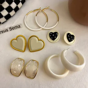 Collezione di orecchini coreani minimalisti con cerchi geometrici e borchie a cuore