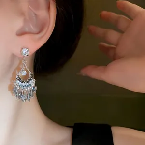 Eleganti orecchini in argento con nappe di cristallo e strass scintillanti.