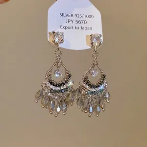 Orecchini a pendente eleganti in argento con nappine di cristallo.
