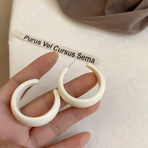 Eleganti orecchini a cerchio bianchi geometrici a C con ago in argento per donne e ragazze