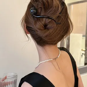Vue détaillée d'une pince à cheveux vintage marron sur un chignon de style coréen élégant.