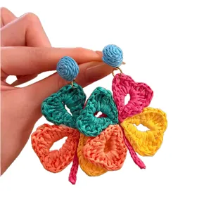 Orecchini a fiore in rafia intrecciata multicolore con ago in argento per donna.