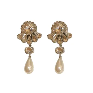 Elegantes pendientes de aguja de plata con cristales brillantes y perlas blancas