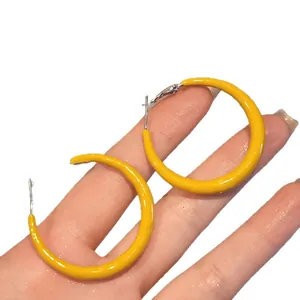 Orecchini a cerchio tondi gialli alla moda con design minimalista per donne e ragazze