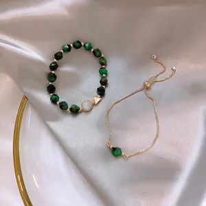 Zweiteiliges Set grüner Edelsteinarmbänder mit verstellbarer Goldkette und Perlen