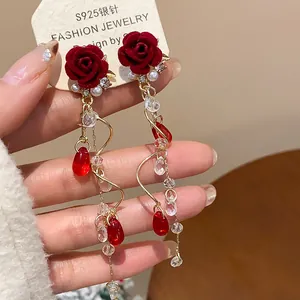 Dettaglio orecchini a nappa con rosa rossa, aghi in argento S925 e perle eleganti