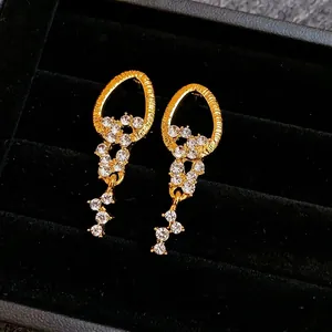 Elegante goldfarbene Strass-Quasten-Ohrringe in luxuriöser Samt-Schmuckschatulle