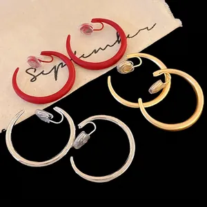 Orecchini a clip minimalisti a forma di C rosso opaco e metallizzati per donne senza buchi