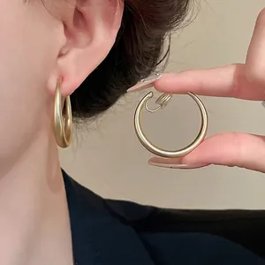 Clip per orecchie a forma di C in oro opaco minimalista per orecchie non forate