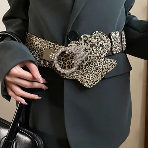 Elegante cintura in pelle leopardata con fibbia a farfalla in cristallo per donna chic