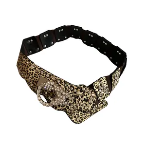 Cinturone vintage leopardato con fibbia a farfalla in strass scintillanti per moda donna