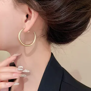 Dettaglio di un elegante clip per orecchio a forma di C dorato senza buco all'orecchio