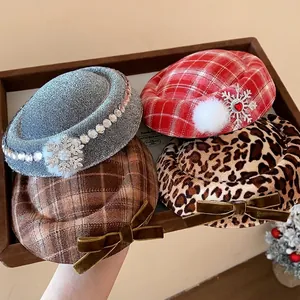 Elegantes Haarspangen-Set mit Schneeflocken, Strass und Perlen in herbstlichen Wintermustern.
