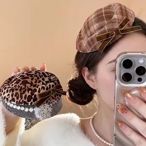 Elegante Mini-Hut-Haarspangen mit Leopardenmuster, Karos und Strass-Schneeflocke