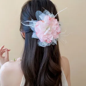 Große rosa Stoffblumen-Haarspange mit Federn für elegante Märchenfrisuren im Freien
