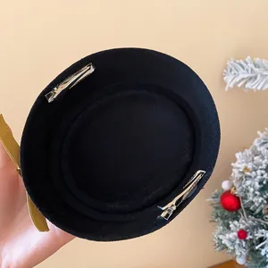 Innenansicht einer Mini-Zylinder-Haarspange mit Entenschnabel-Clips und Goldband