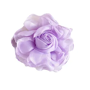 Eleganter violetter Stoffblumen-Haarclip mit geschichteten Blütenblättern für Mori-Frisuren