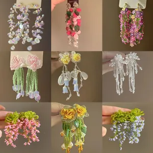 Pendientes de borlas de flores hechos a mano con cuentas y lentejuelas de varios colores