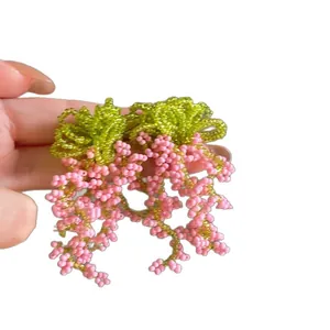 Pendientes de borla con flores de cuentas rosas y verdes hechos a mano con aguja de plata